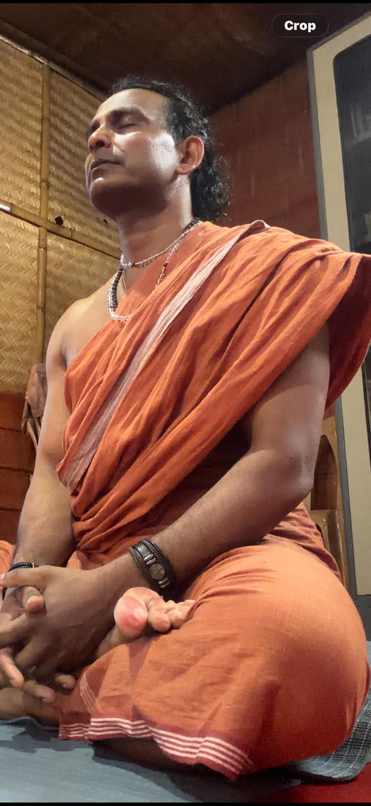 Acharya Mohan in meditazione, guida spirituale di Kayakalpa Yoga